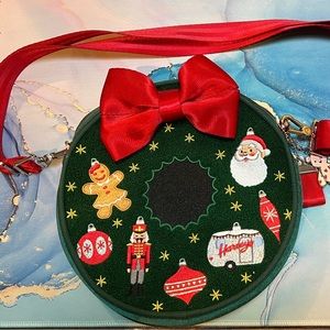 EUC Harvey’s Seatbelt Christmas Crossbody Santa Purse